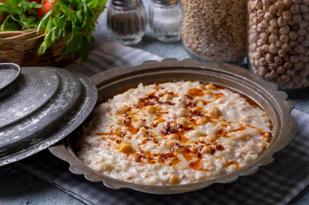 Photo traditional turkish food made of meat and wheat delicious ramadan food turkish name keskek