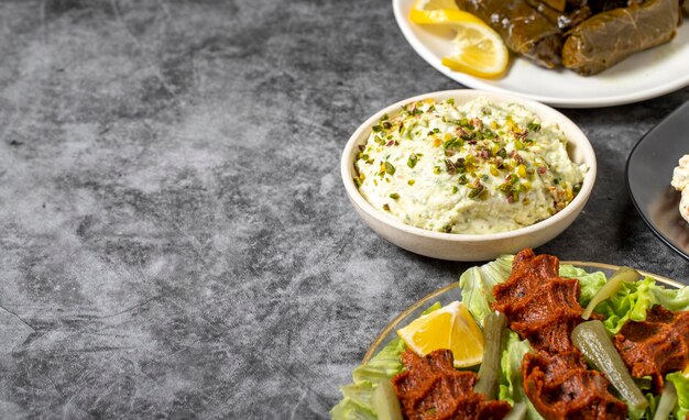 Photo traditional turkish and greek dinner appetizer table mediterranean appetizer concept copy space cretan pate dry cowpea salad roasted eggplant salad carrot tarator raw meatballs