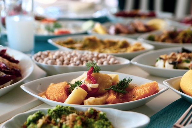 Foto tavolo da pranzo tradizionale turco e greco