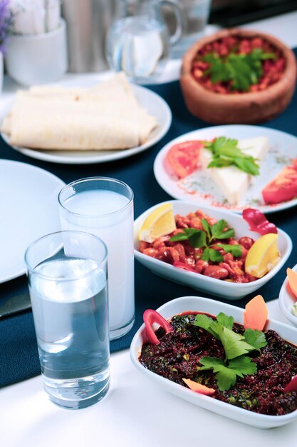 伝統的なトルコとギリシャのディナーメゼテーブル