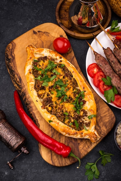 Photo traditional turkish pide with meat