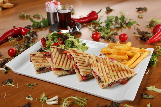 Традиционный турецкий тост вкусный завтрак