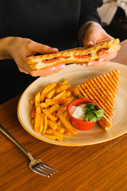 伝統的なトルコのトーストおいしい朝食