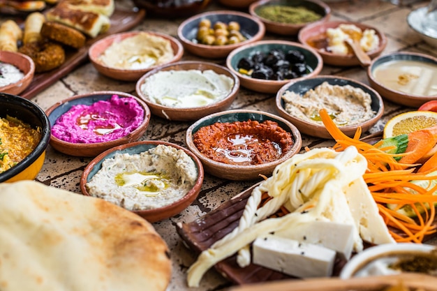 페이스트리 야채 채소가 있는 세라믹 테이블에서 전통적인 터키식 마을 아침 식사는 치즈 프라이드 에그 잼을 펼칩니다.