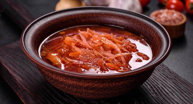 Foto borscht ucraino tradizionale con barbabietole pomodori aglio spezie ed erbe aromatiche piatto ucraino cibo tradizionale