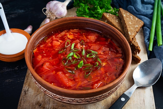 사진 파와 사워 크림을 곁들인 전통적인 우크라이나 보르시 호밀 빵과 함께 그릇에 맛있는 비트 수프