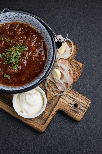 전통적인 우크라이나 보르슈트 (Borscht) 와 매운 크림