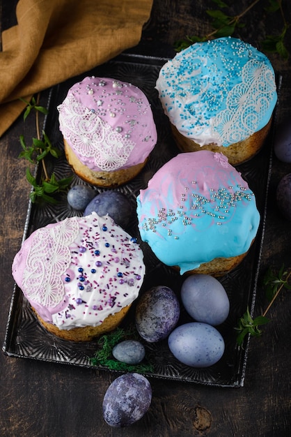 伝統的なウクライナのイースター ケーキ kulich と卵