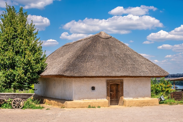 晴れた夏の日に、ウクライナのザポリージャにある国立保護区ホールツィツャの伝統的なウクライナの小屋