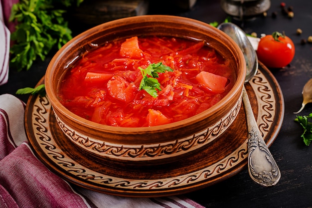 Foto borscht russo ucraino tradizionale o minestra rossa sulla ciotola.