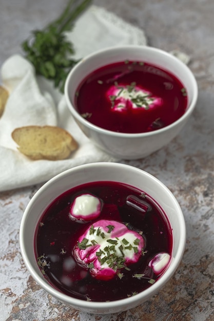 Photo traditional ukrainian and russian national red borscht soup in bowl with sour cream and herbs healthy food concept