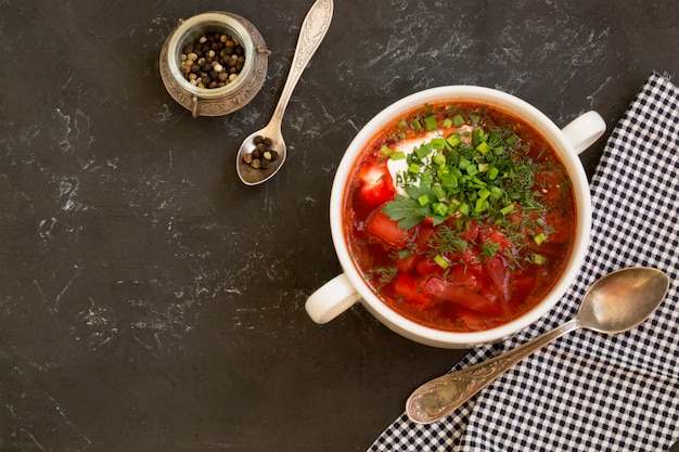 Foto zuppa tradizionale ucraina russa (borscht) di barbabietola con verdure e panna acida.