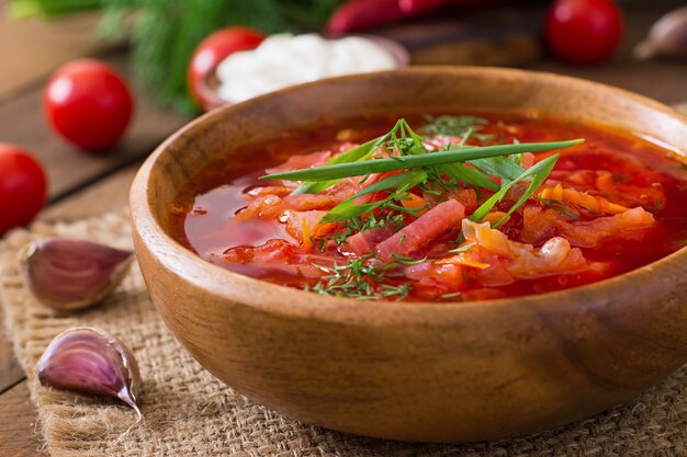 Photo traditional ukrainian russian vegetable borscht on the old wooden table