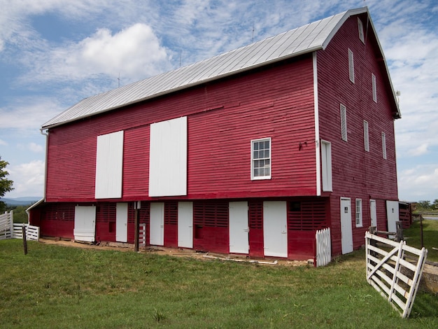 Photo traditional us red painted barn on farm