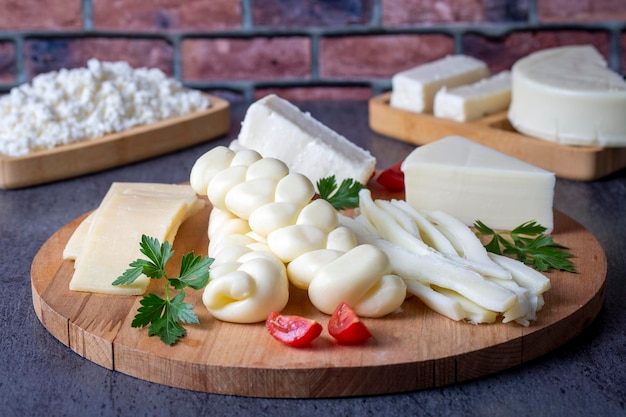 Foto tradizionali vari formaggi a maglia e formaggio cecil concetto di gastronomia turca