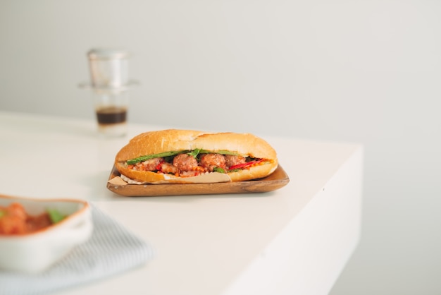 Banh Mi Xiu Mai라는 베트남 전통 아침 식사 요리