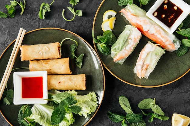写真 伝統的なベトナム料理 ライスシートと海鮮