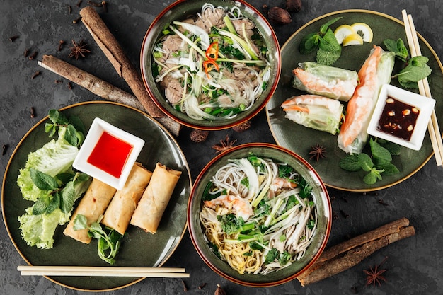 Photo traditional vietnamese rolls in rice sheets with seafood