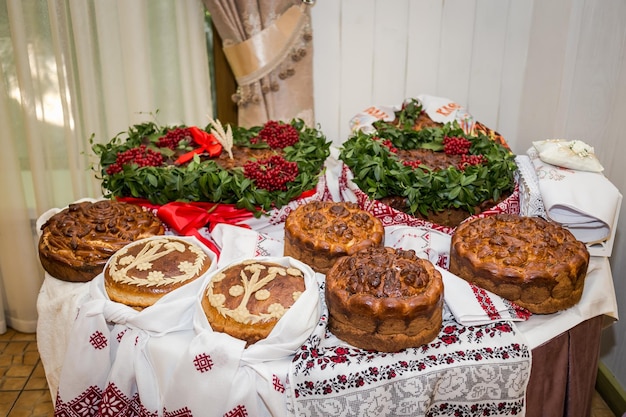 전통적인 결혼식 우크라이나 빵 Korovai와 꽃 케이크