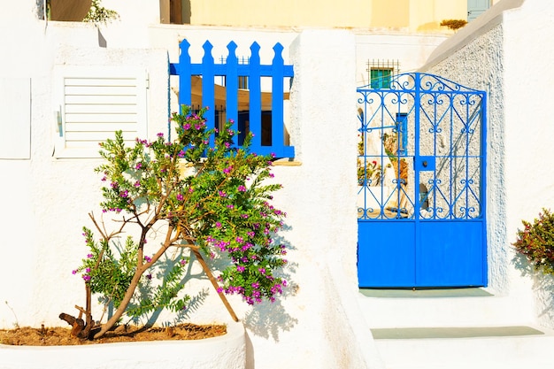 그리스 산토리니 섬에 있는 전통적인 흰색과 파란색 키클라데스 건축입니다.