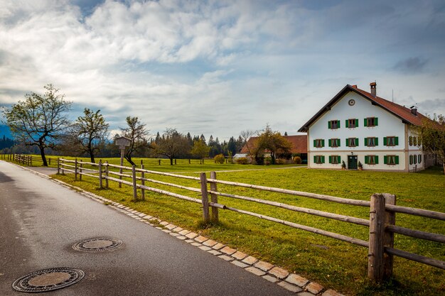 Casa bianca tradizionale nella campagna della baviera, germania