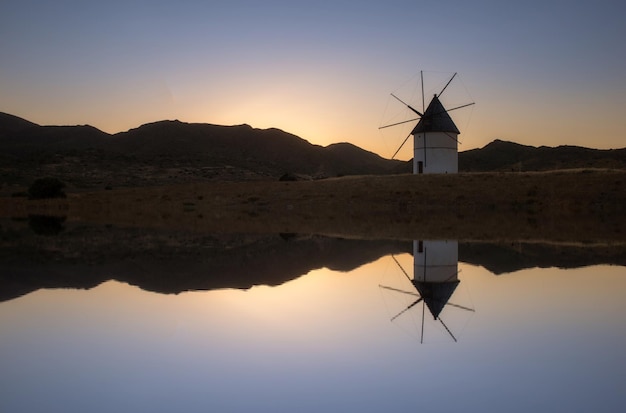 Foto tradizionale mulino a vento contro il cielo durante il tramonto