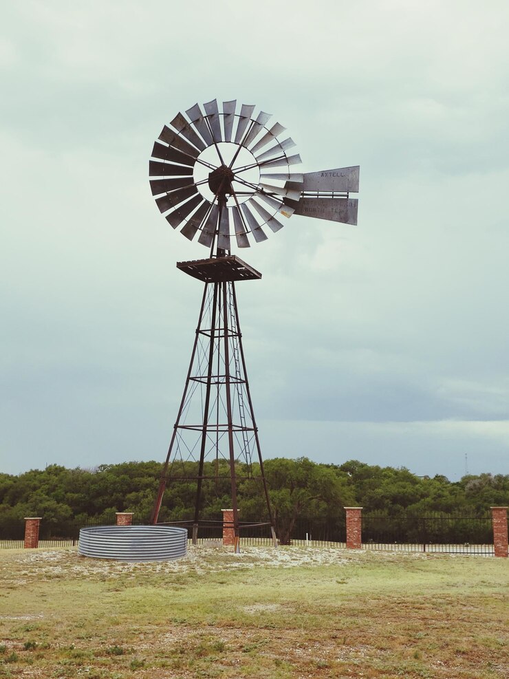 Photo traditional windmill on field against sky