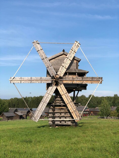 Photo traditional windmill on field against sky