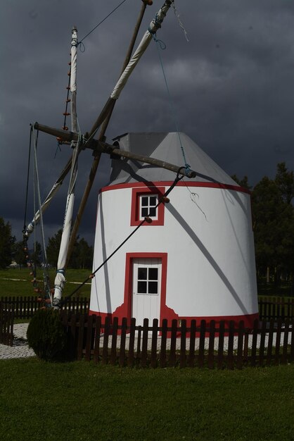 Photo traditional windmill on field against sky