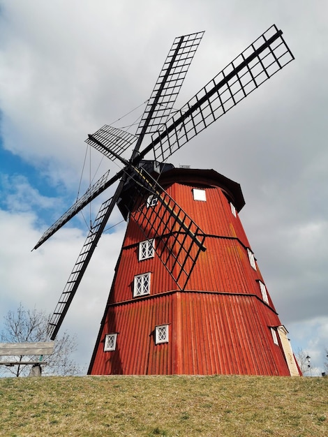 Photo traditional windmill on field against sky