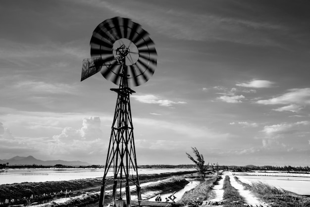 Foto tradizionale mulino a vento su terra contro il cielo