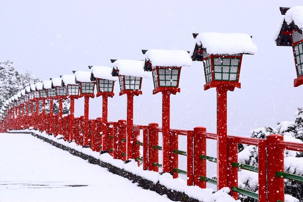 写真 冬の晴れた空に照らされた田舎の伝統的な風車