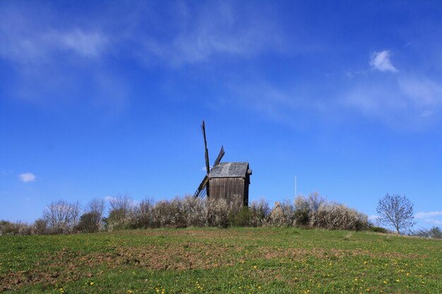写真 天空に照らされた田舎の伝統的な風車