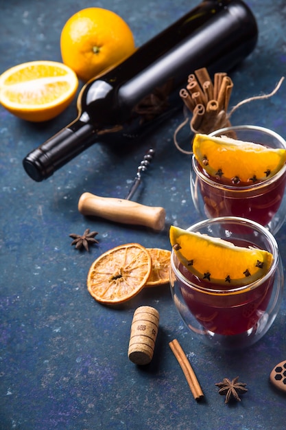 전통적인 겨울과 크리스마스 음료 mulled 레드 와인