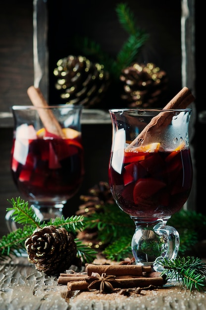 전통적인 겨울 mulled 와인과 크리스마스 장식
