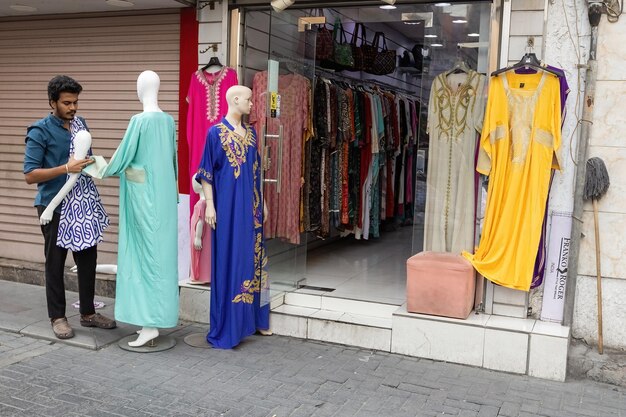 Photo traditional womans muslim clothes store on the market in manama bahrain