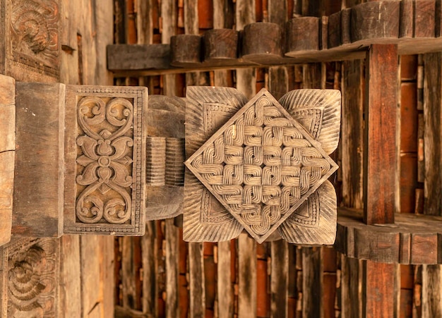 Foto sculture in legno tradizionali di embekka devalaya , embekka devalaya fu costruita dal re vikramabahu iii dell'era gampola in sri lanka.