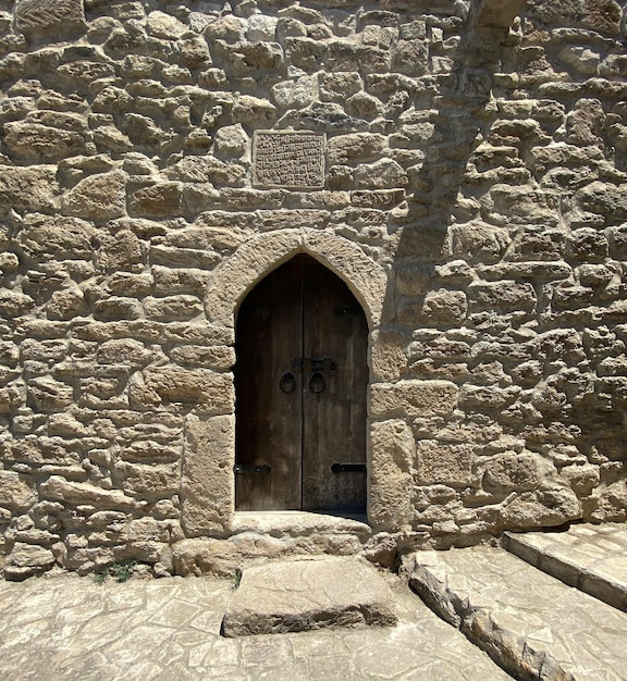 Photo traditional wooden door photo with a handle