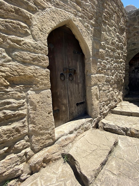 ハンドル付きの伝統的な木製のドアの写真