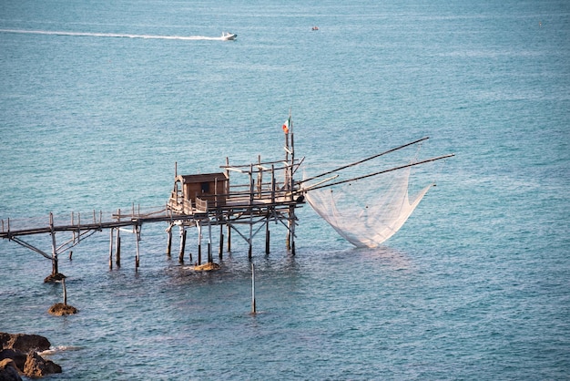 イタリアの海にある伝統的な木製の釣りトラボッコ