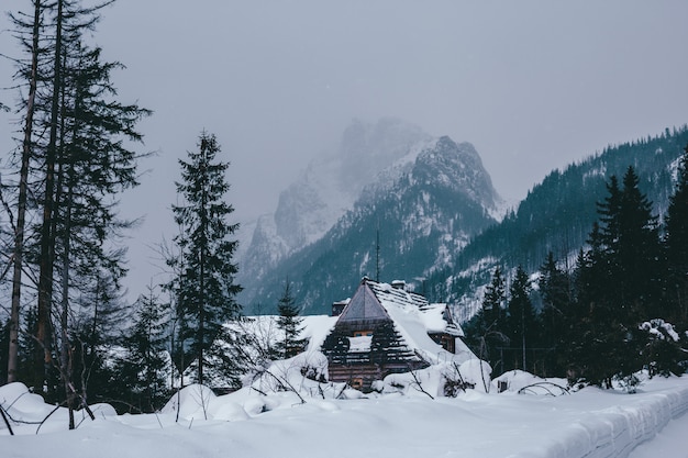 Case tradizionali in legno delle montagne invernali nella stazione sciistica