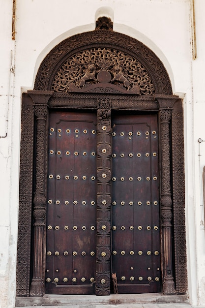 ザンジバルの伝統的な木製の大きな玄関ドア。タンザニア