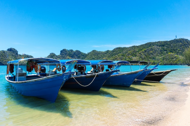 Foto taxi tradizionali in legno sulla bellissima spiaggia