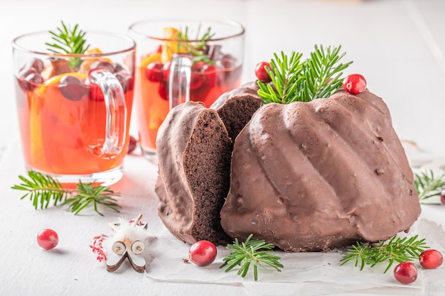 전통적으로 완벽한 디저트로 초콜릿을 곁들인 크리스마스 케이크