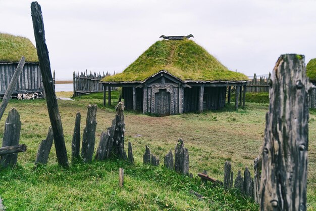 Traditioneel antiek Vikingdorp. Oude houten huizen in de buurt van Vestrahorn-bergen op het Stokksnes-schiereiland, Hofn, IJsland. Populaire toeristische attractie.