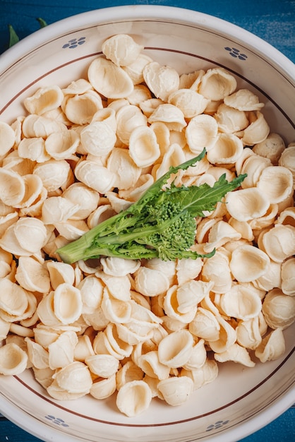 Traditioneel Apulisch gerecht met orecchiette-vormige pasta en raapstelen