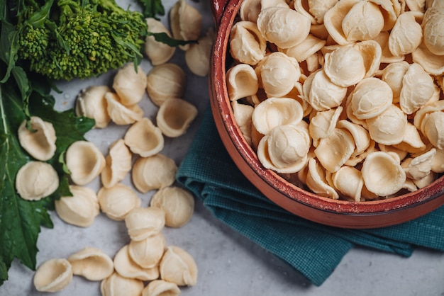 Traditioneel Apulisch gerecht met orecchiette-vormige pasta en raapstelen