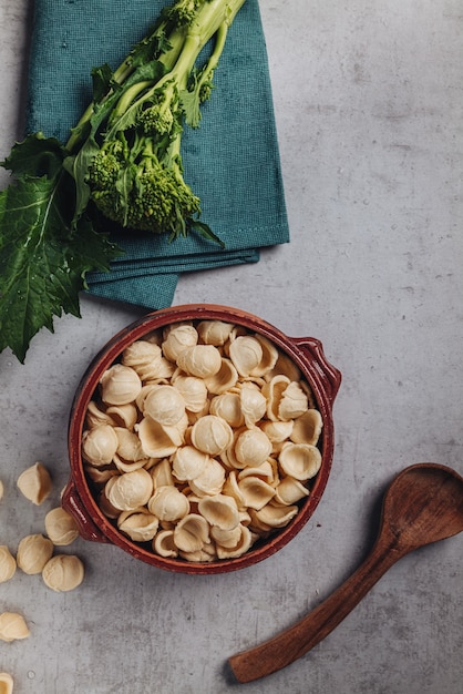 Traditioneel Apulisch gerecht met orecchiette-vormige pasta en raapstelen