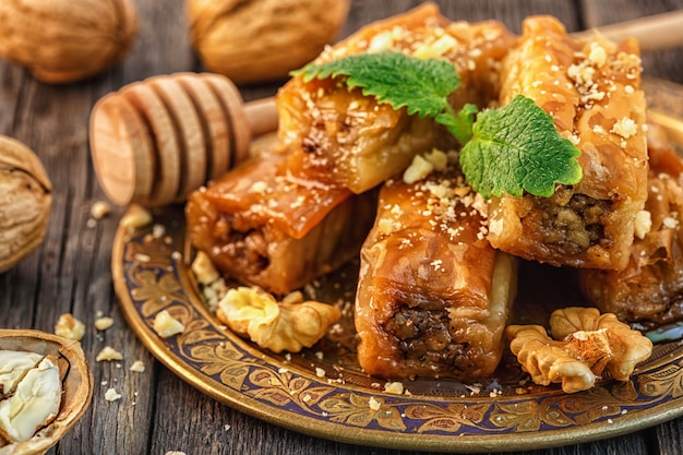 Traditioneel Arabisch dessert Baklava met honing en walnoten
