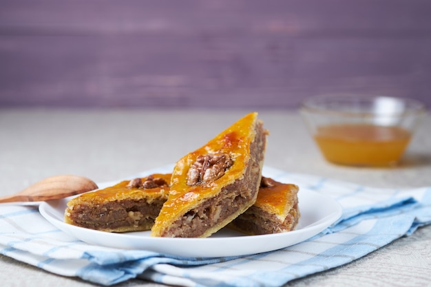 Traditioneel Arabisch dessert. Baklava met walnoten, kardemom en honing. Zelfgemaakte Turkse gebakjes.